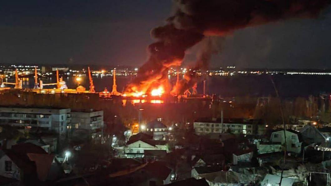 烏克蘭26日凌晨向黑海沿岸的克里米亞小鎮費奧多西亞發動襲擊。（圖／翻攝自X@sentdefender）