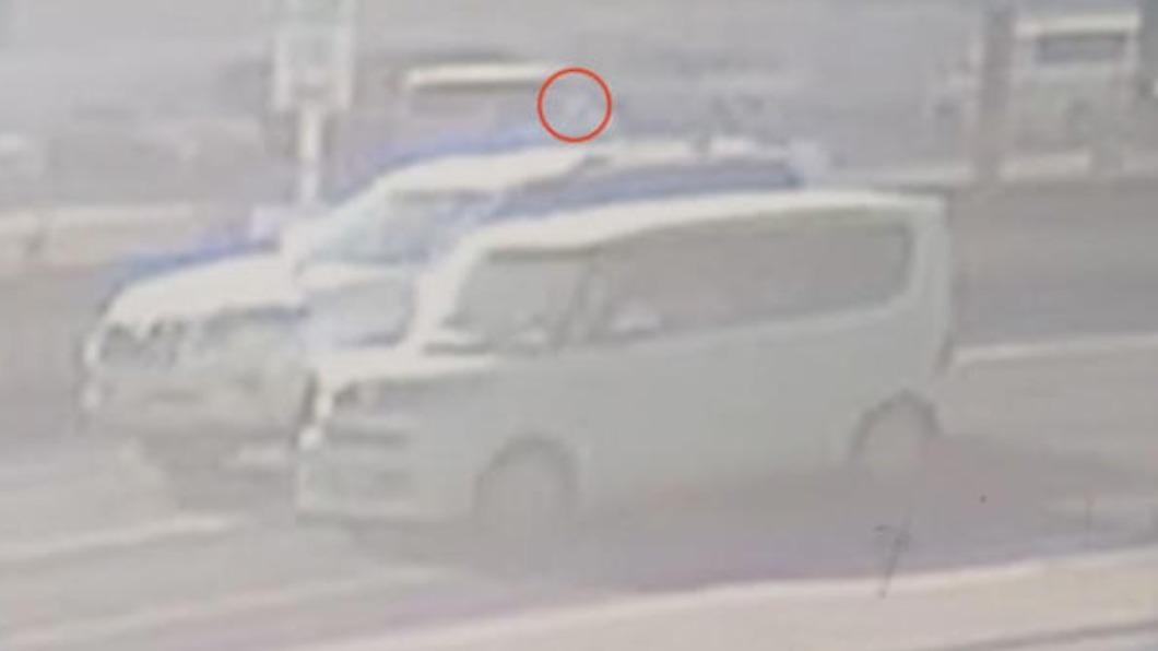 監視器拍下汽車遭到金屬零件砸中的一瞬間。（圖／翻攝自TBS NEWS DIG）