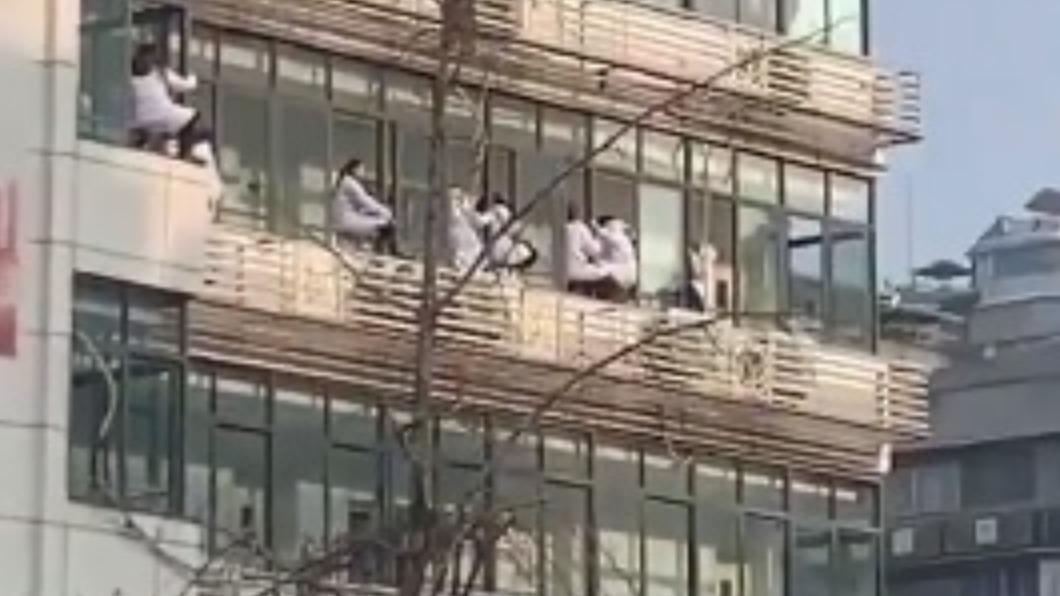 網傳四川某中醫院因為欠薪，導致多名醫護爬窗跳樓。（圖／翻攝自微博）