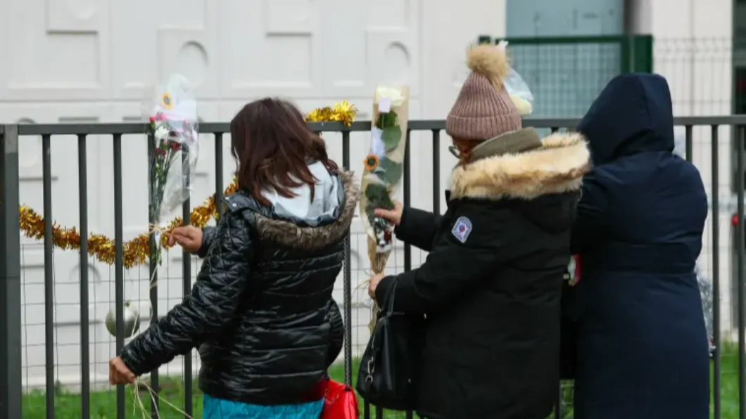 巴黎耶誕節發生滅門慘案，民眾紛紛在被害人公寓外頭欄杆掛上鮮花。（圖／翻攝自半島電視台）