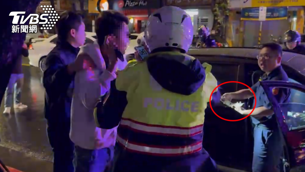 副駕駛座友人下車前將K盤踢進座椅下被警方搜出。（圖／TVBS）