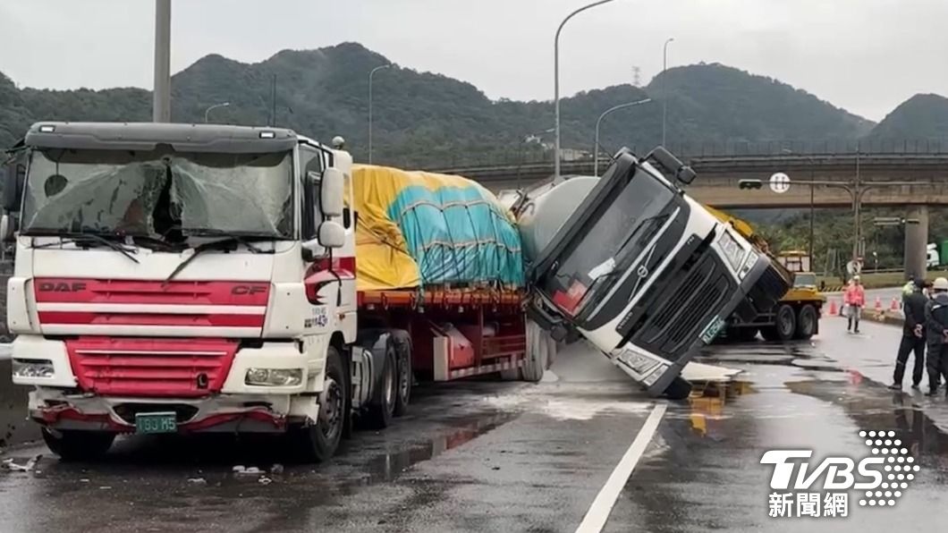 一輛載運著爐石粉的曳引車，在行經濱海公路瑞芳段時，不慎撞上路邊的兩台曳引車，交通一度受阻。（圖／ＴＶＢＳ）