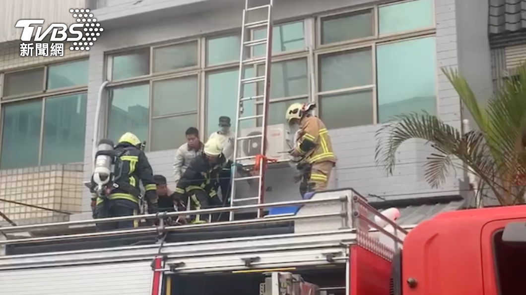 消防員救出4名受困移工。（圖／TVBS）