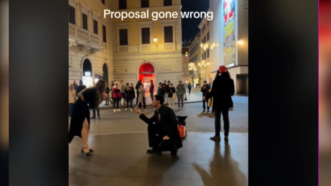 義大利男子在羅馬公開求婚被拒絕，影片卻在TikTok獲得千萬點閱率。（圖／翻攝自TikTok@herclueless）