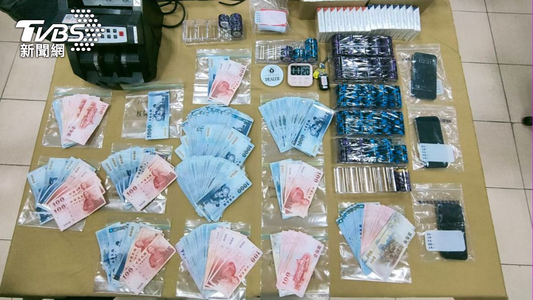現場查扣賭資。(圖/TVBS)