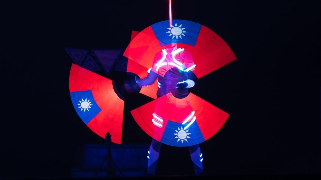 「光影魔幻馬戲團LUMIA」將在台北小巨蛋開演，今總彩時曝光表演彩蛋，是將演出結合台灣國旗。（圖／寬宏藝術提供）