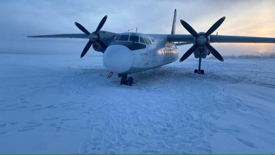 有架俄羅斯飛機迫降在冰凍的河流正上方。（圖／翻攝自X@JacdecNew）