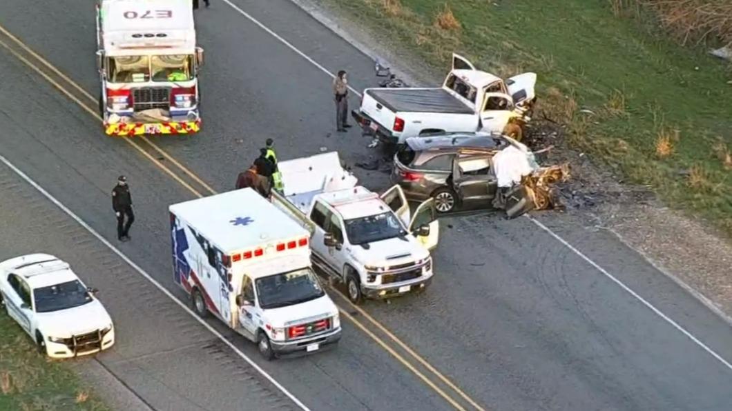 美國德州公路發生誤闖逆向車道，造成嚴重衝撞，釀6人死亡。（圖／翻攝自WFAA新聞影片）