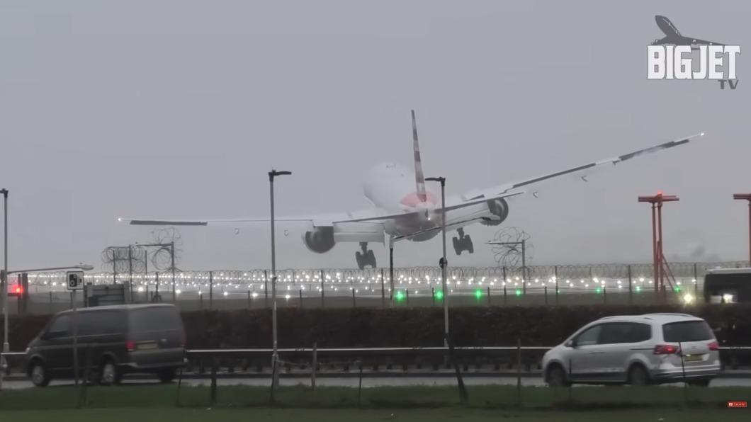 飛機降落於倫敦希斯洛機場時，受強風影響，機身嚴重傾斜。（圖／翻攝自Big Jet TV）