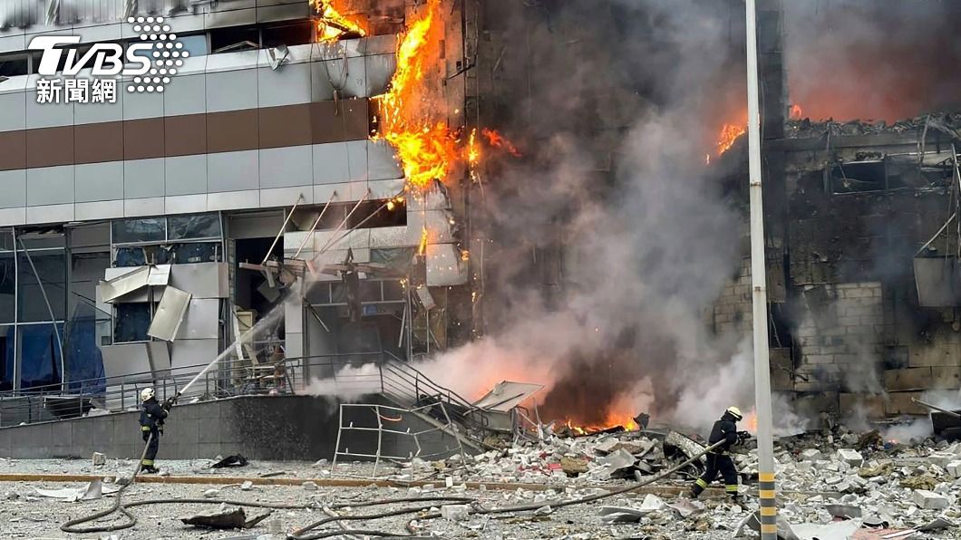 基輔市區大樓疑似遭飛彈襲擊，消防人員緊急滅火。（圖／達志影像美聯社）