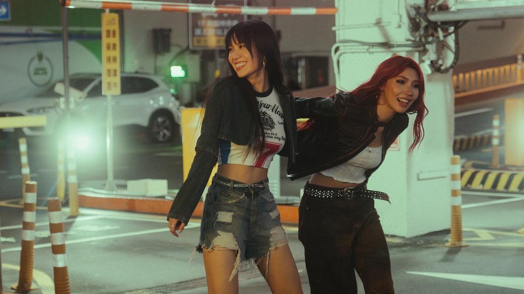孫盛希（左）和Karencici合作新歌〈Adddicted〉，2人更在深夜的西門街頭拍攝MV。（圖／滾石唱片提供）