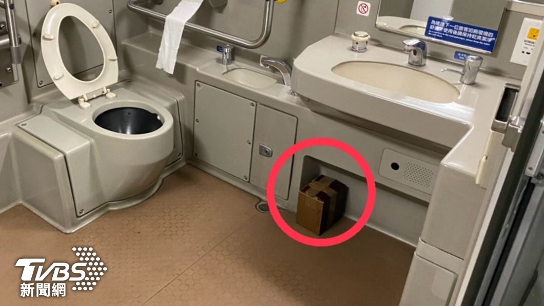 高鐵車廂內的身障廁所，發現可疑紙盒懷疑是爆裂物。（圖／TVBS）