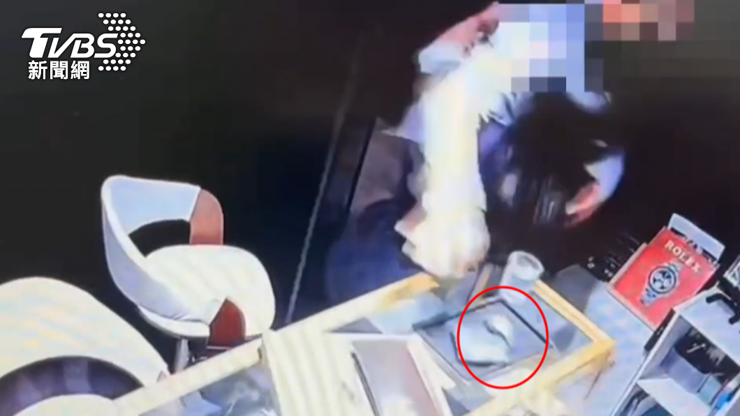 嫌犯對老闆娘噴灑辣椒水後搶走手錶。（圖／TVBS）