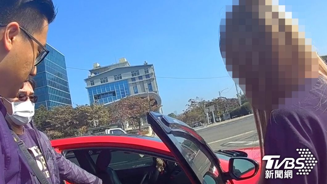 陳男示意女友駕駛紅色自小客車準備逃離現場，被員警直接抓包。（圖／TVBS）