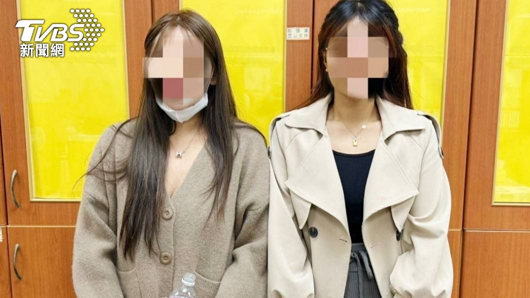 兩名22歲的女子因被鄰居投訴房間傳怪味，被員警搜抽吸K。 （圖／TVBS）