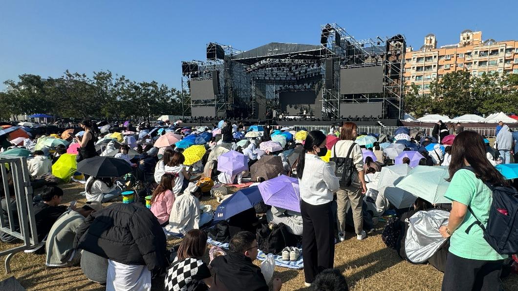 有多歌迷提前抵達現場，頂著烈日撐著傘等待。（圖／台南市政府提供）