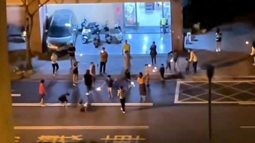 台中市太平區跨年夜驚見馬路上有民眾在路邊持仙女棒嬉鬧，還有人直接躺下。（圖／翻攝自爆料公社）