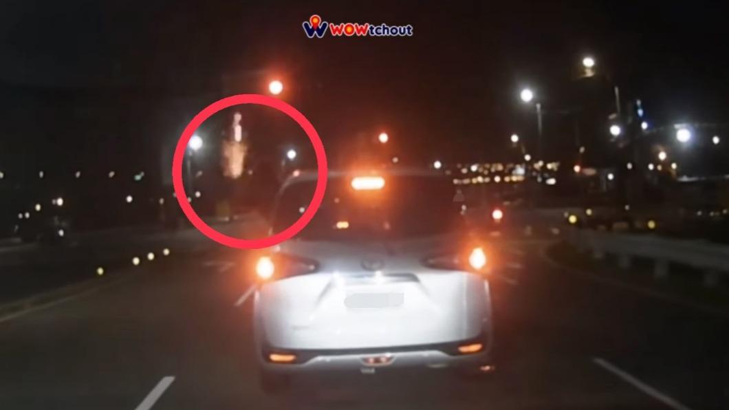 民眾行車間放煙火。（圖／YouTube WoWtchout - 地圖型行車影像分享平台）