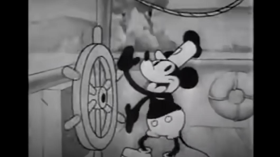 米奇（米老鼠）1928年首次出現在《汽船威利號》，此版本造型專利從元旦起失效。（圖／翻攝自Steamboat Willie影片）