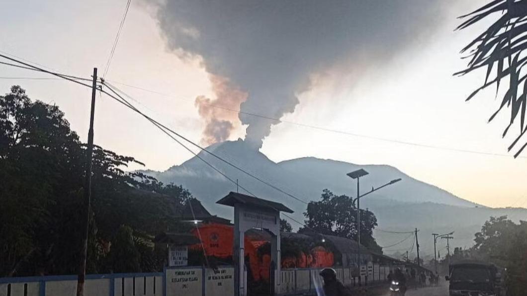 印尼火山活動加劇，2200位居民緊急撤離庇護所。（圖／翻攝自@V_of_Europe推特）