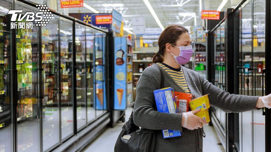 美國在COVID-19後物價大漲，近幾個月來通貨膨脹降溫，示意圖為婦女在美國超市採買。（示意圖／達志影像Shutterstock）