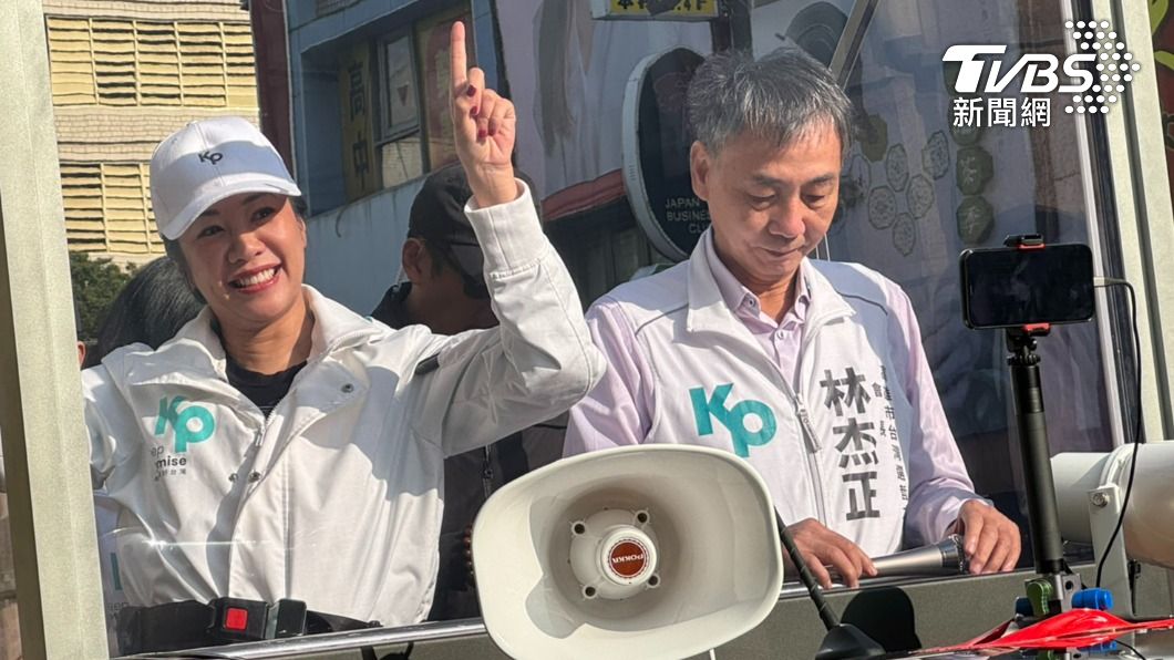 吳欣盈與高雄市選哲之友會會長林杰正展開第二天高雄車掃。（圖／林雅婷攝）