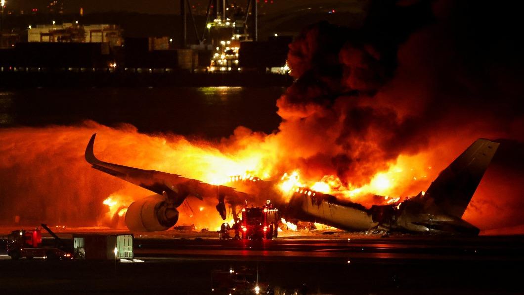 羽田機場日航與海保廳飛機發生碰撞，起火燃燒。（圖／翻攝自@rapplerdotcom推特）