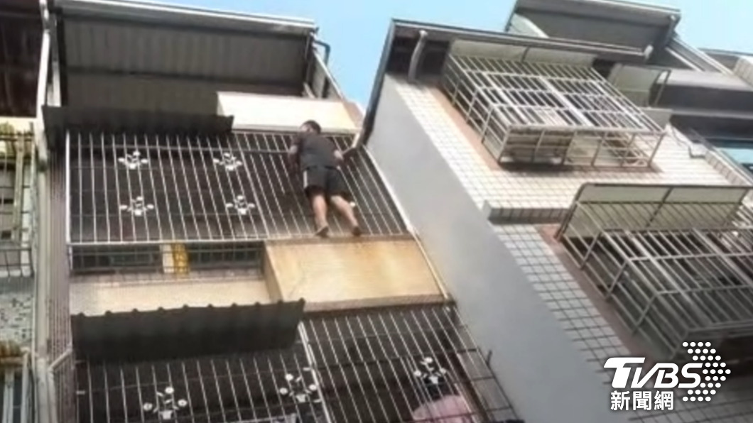 百來公斤的何男慌不擇路，向鐵窗外爬去躲避警方追查。（圖／TVBS）
