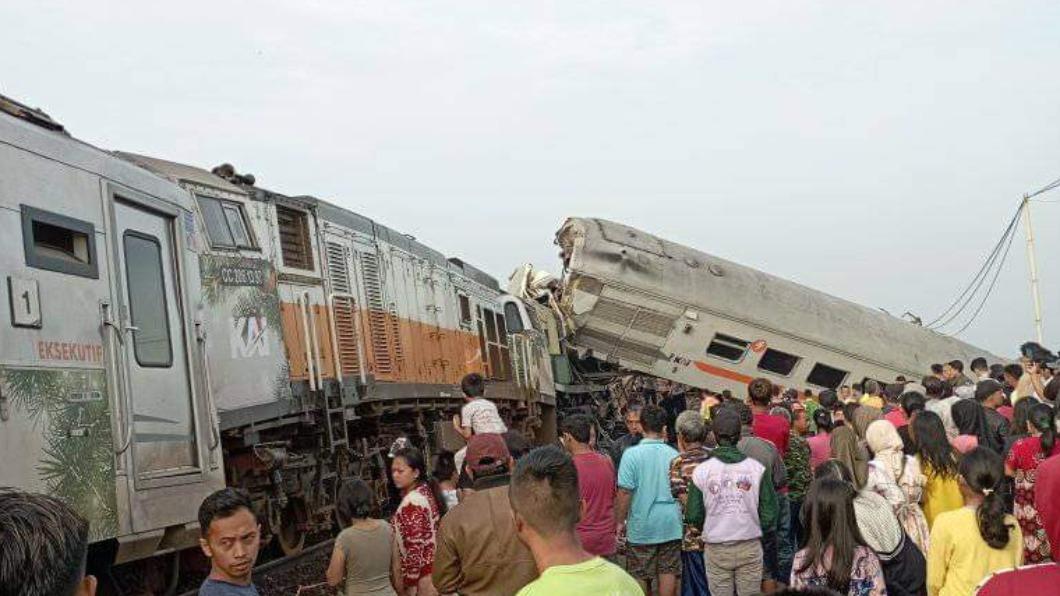 印尼5日驚傳2列火車相撞的意外。（圖／翻攝自X@Cuancoin21）