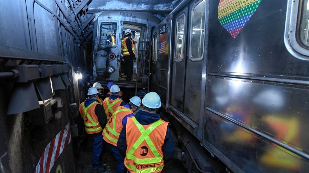 紐約地鐵出軌造成24人受傷，圖為紐約地鐵上傳當時的緊急救援人員。（圖／翻攝自@WAVY_News推特）