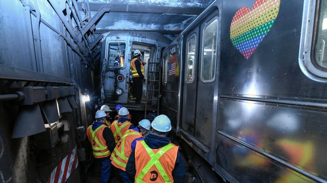美國紐約市地下鐵在當地時間4日驚傳2列車「擦撞出軌」。（圖／翻攝自X@HaddieBartlett）