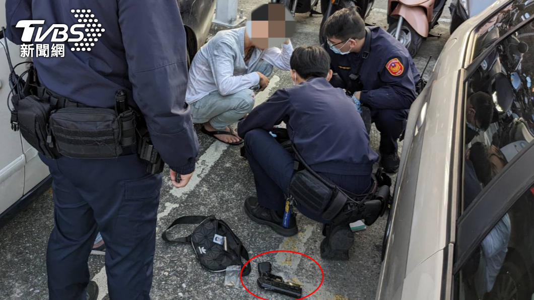 男子被逮後，警方於他車內搜出改造辣椒槍和貫通槍管。（圖／TVBS）