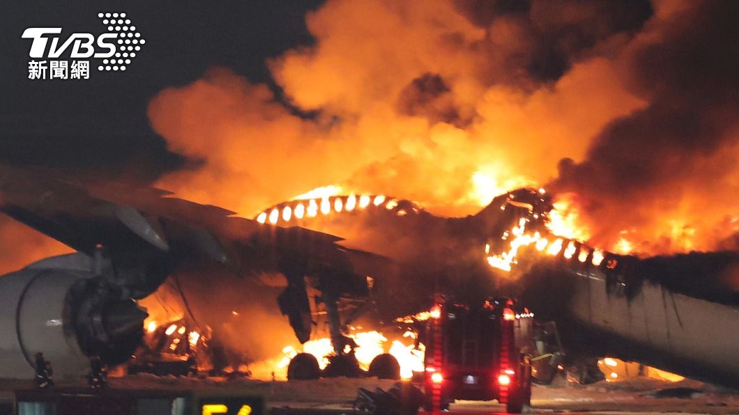 羽田機場發生事故當下，機艙內的影片曝光。（圖／達志影像美聯社）