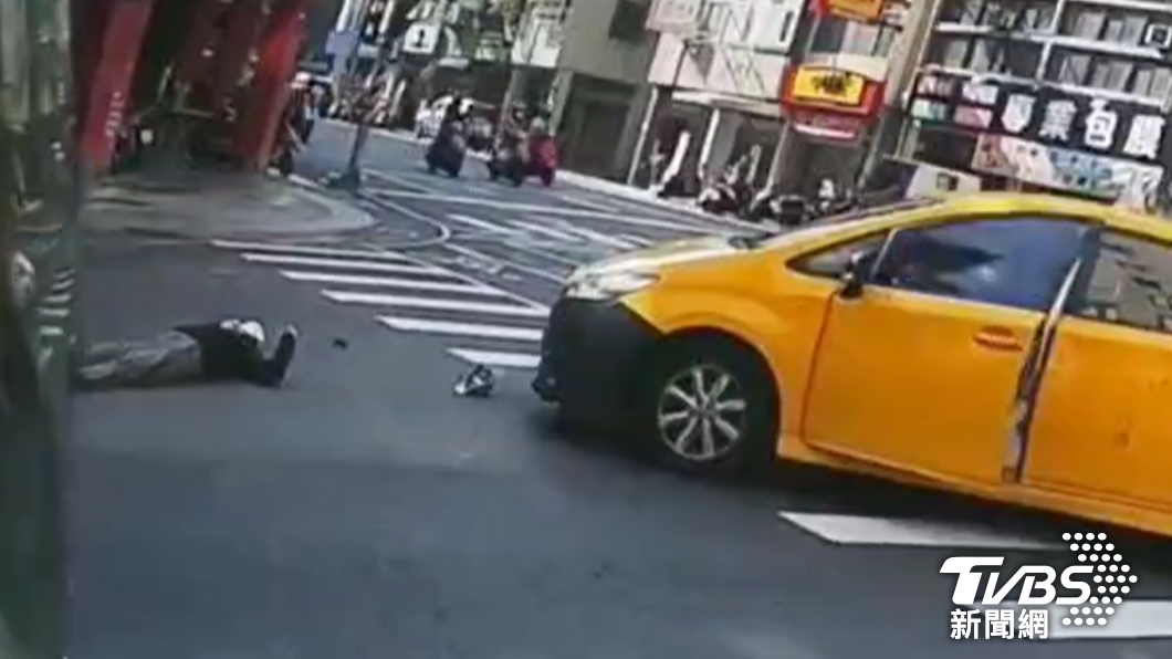 許男遵守法規穿越馬路，卻遭到一台左轉小黃撞飛後重摔在地。（圖／翻攝自社會事新聞影音）