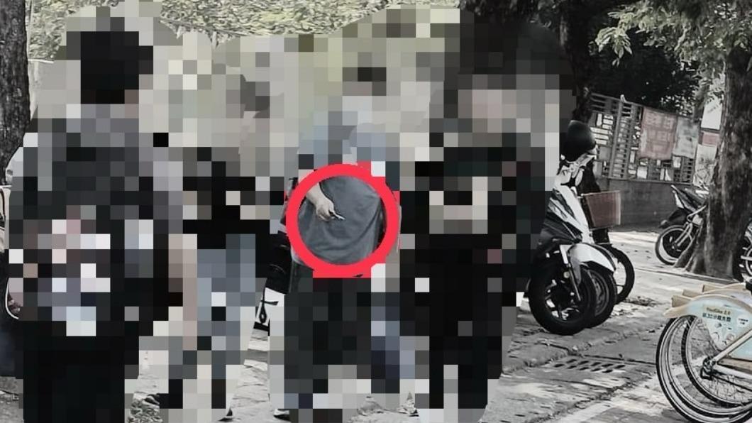 有網友在爆料公社貼出照片，表示日前騎車經過街道竟看見有學童持刀揮舞。（圖／翻攝自爆料公社）