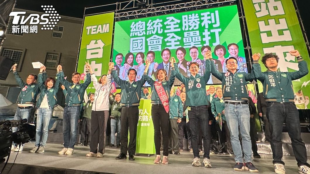 民進黨6日在台中市豐原區舉辦造勢晚會，總統候選人賴清德（前右5）攜手立委候選人齊呼口號。（圖／中央社）