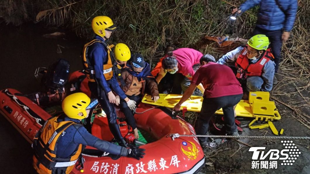 屏東消防局派遣屏二分隊及第一大隊共計出動4車10人1艇救援。（圖／TVBS）
