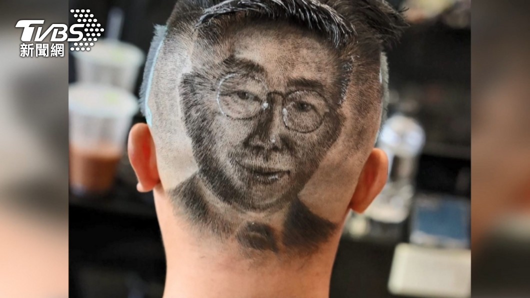 Supporter shaves Ko Wen-je’s face in hair (TVBS) Supporter shaves Ko Wen-je’s face in hair