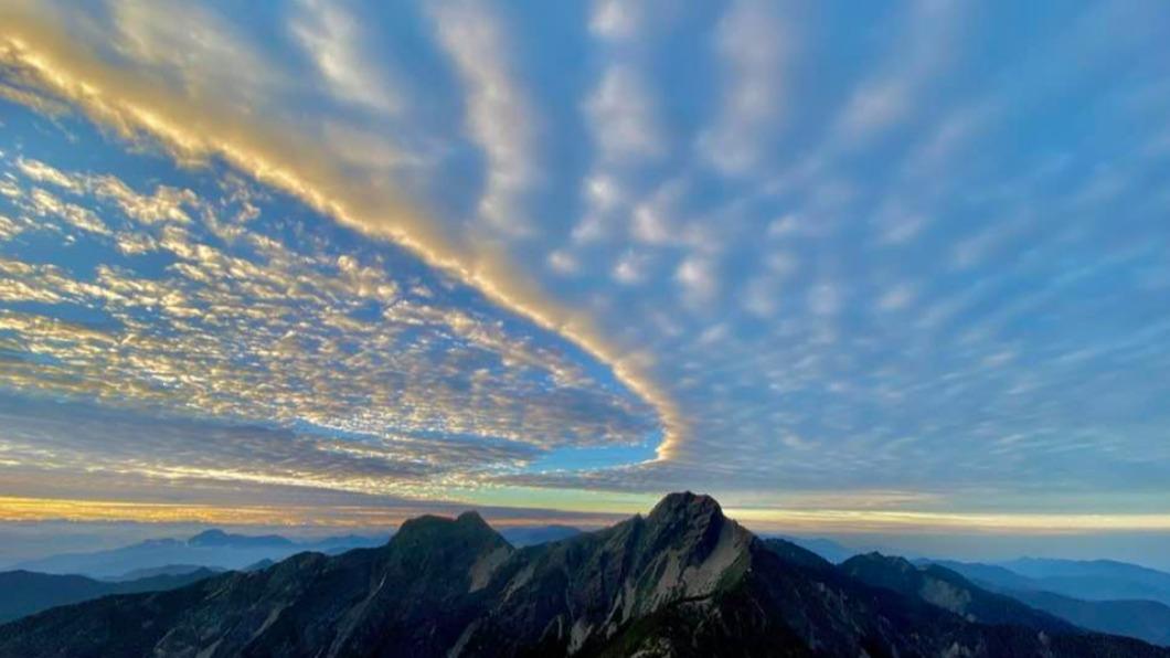 Arc-shaped cloud system mesmerizes early risers in Yushan (Courtesy of Cheng Ming-dean’s Facebook) Arc-shaped cloud system mesmerizes early risers in Yushan