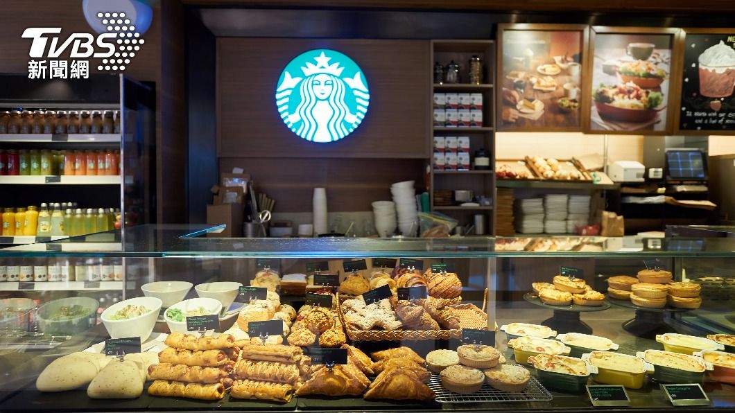 全球連鎖咖啡品牌星巴克除了售賣各式的咖啡外，也有售賣不同的小吃。（示意圖／shutterstock達志影像）