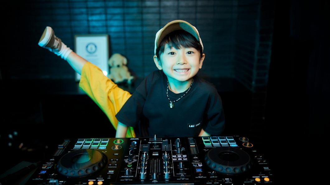 最年輕的女DJ「DJ RINOKA」。（圖／霓虹綠洲音樂祭提供）