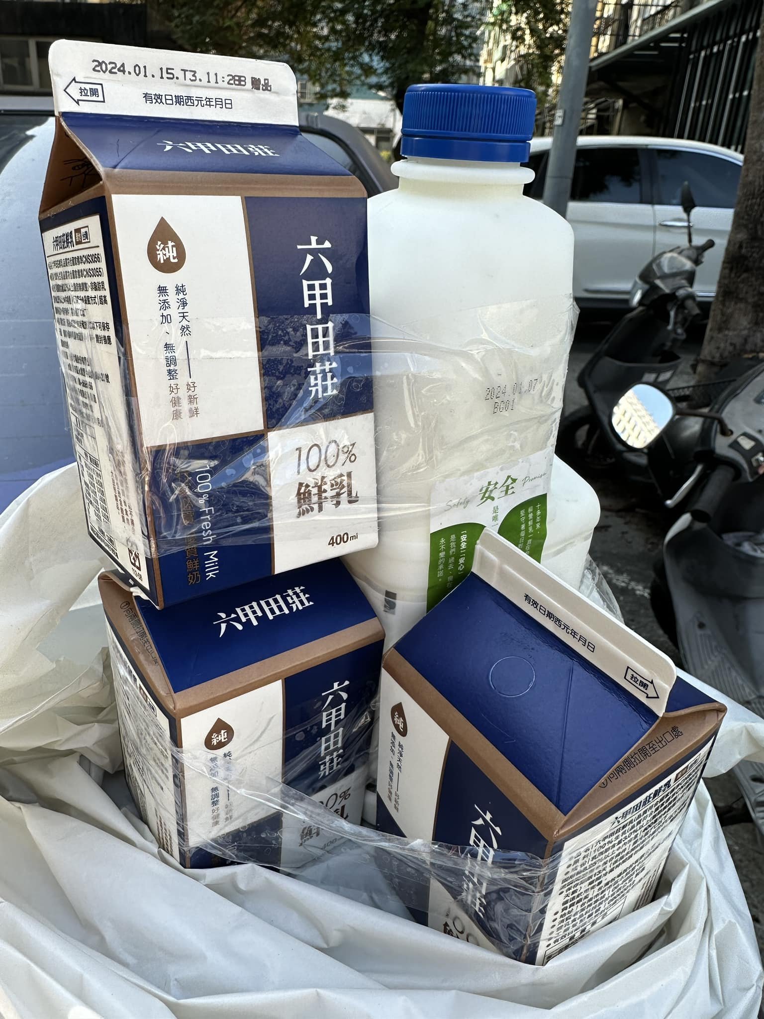 網友分享鮮乳推出買一送三優惠，但有效期限僅剩1天。（圖／翻攝自我愛全聯-好物老實說臉書）