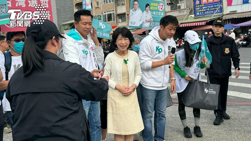 陳佩琪來到高雄市場拜票。（圖／林雅婷攝）