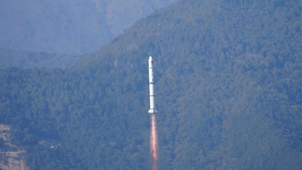 大陸9日從西昌發射「愛因斯坦探針」衛星。（圖／翻攝自央視網）