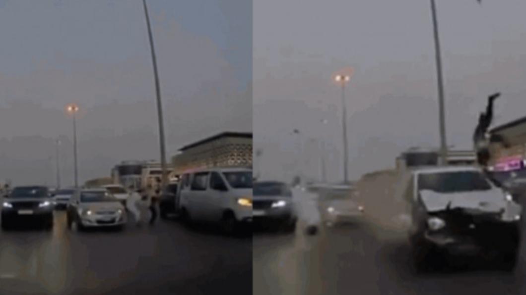 沙烏地阿拉伯2司機路中央吵架被撞飛。（圖／翻攝自 X）
