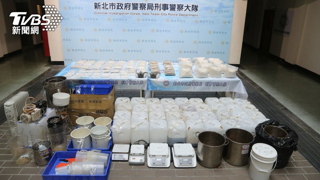 警方查扣大批製毒原料、半成品以及K他命。（圖／TVBS）