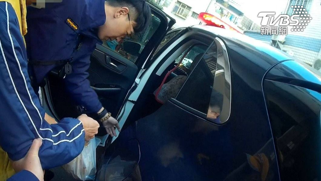 員警扶阿伯坐上警車。(圖/TVBS)