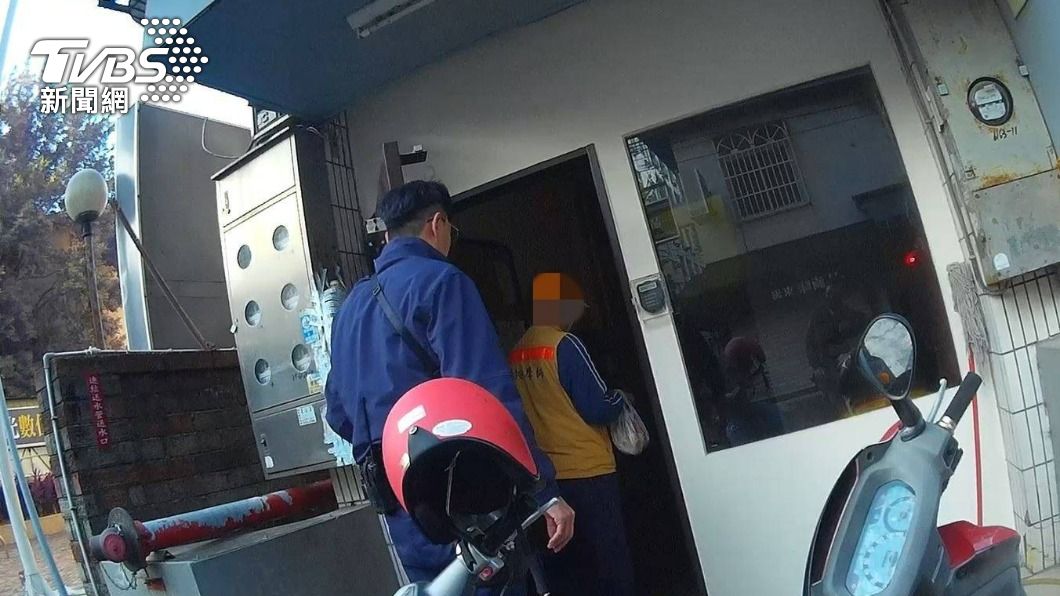 員警將阿伯送回家。(圖/TVBS)