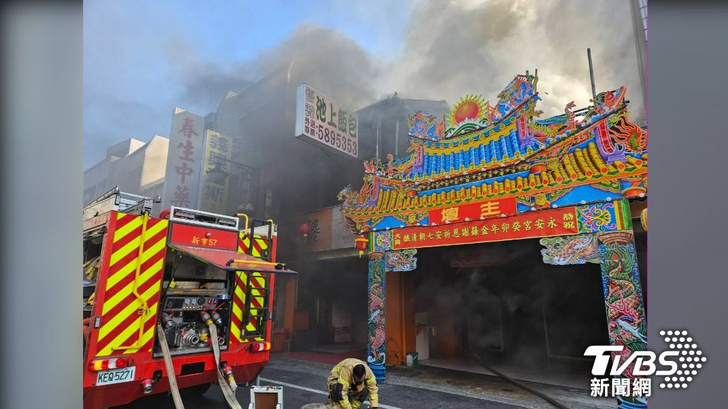 台南知名連鎖便當店驚傳火警，黑煙狂冒兩側住戶急疏散。（圖／TVBS）