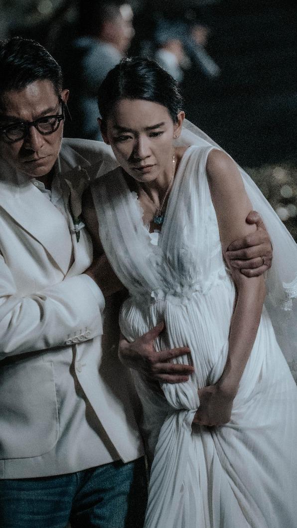 劉雅瑟為戲裝上假肚子,並穿著又濕又重的婚紗逃難,相當辛苦。(圖/華映提供)